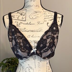 EUC Victorias Secret Elegant Black Floral Lace Underwire Bra - 38D​​